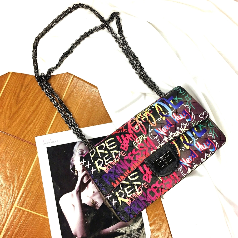 Grafitti Shoulderbag w/Chain Strap